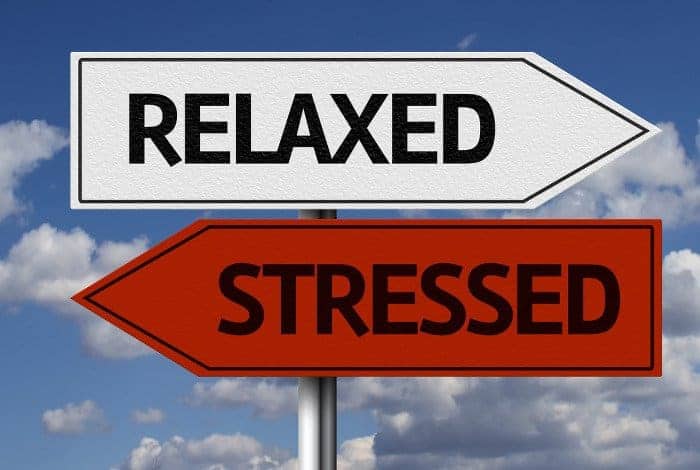 Zwei Straßenschilder in rot und weiß mit den Wörtern Stressed und Relaxed