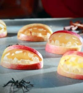 Geviertelte Äpfel, aus denen Apfelgebisse geschnitzt wurden