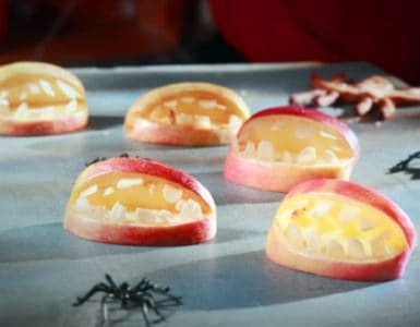 Geviertelte Äpfel, aus denen Apfelgebisse geschnitzt wurden