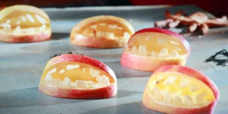 Geviertelte Äpfel, aus denen Apfelgebisse geschnitzt wurden