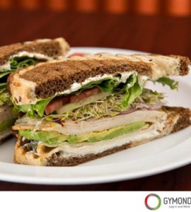 Brot mit Avocado, Tomaten und Putenbelag