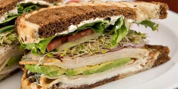 Brot mit Avocado, Tomaten und Putenbelag