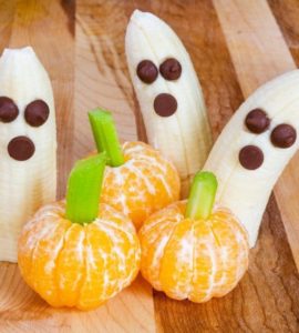 Bananen und Mandarinen verziert mit Rosinen und Staudensellerie