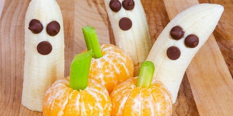 Bananen und Mandarinen verziert mit Rosinen und Staudensellerie