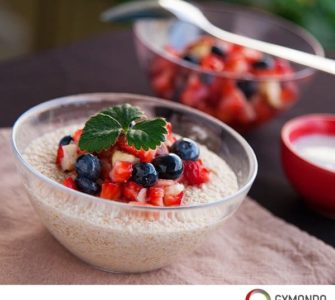 Bircher Müsli mit Beeren und anderen Früchten
