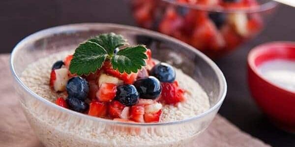 Bircher Müsli mit Beeren und anderen Früchten