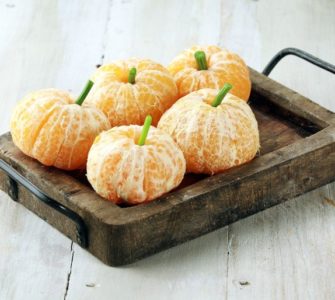 Mandarinen mit Sellerie-Stängel