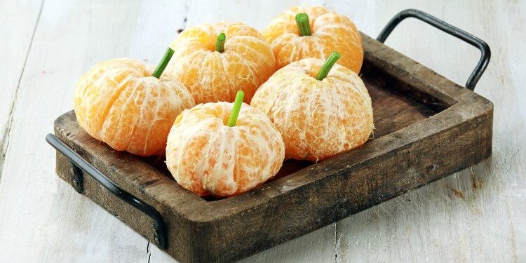 Mandarinen mit Sellerie-Stängel