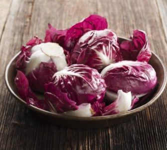 Rotkohl-Köpfe in hölzerner Schale