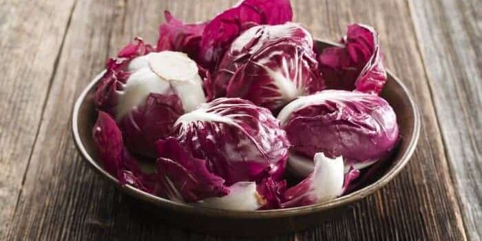 rotkohl1 Rotkohl-Köpfe in hölzerner Schale