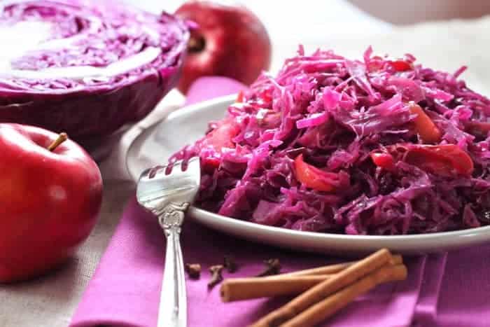 Gehächselter und gekochter Rotkohl auf weißem Teller