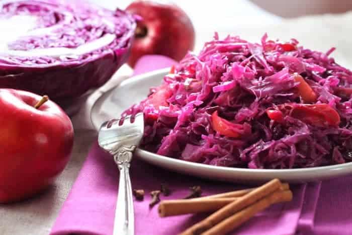 Gehächselter  und gekochter Rotkohl auf weißem Teller