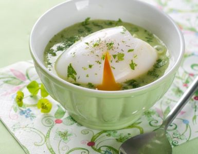 Lauch-Spinat-Suppe in weißer Keramikschüssel