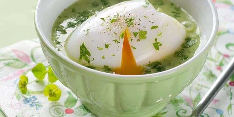 Lauch-Spinat-Suppe in weißer Keramikschüssel