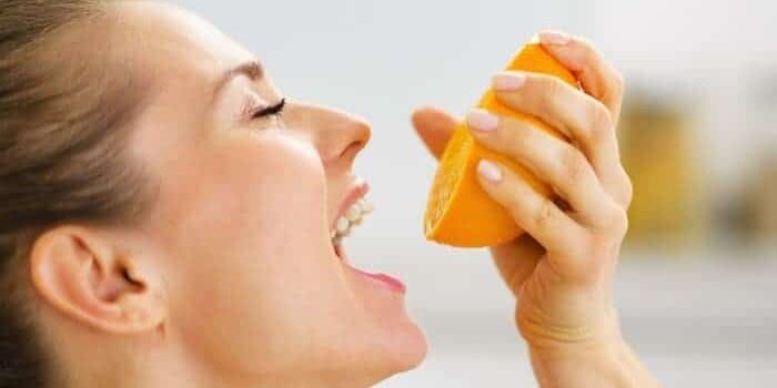 frau mit orange Frau mit einer halben Orange