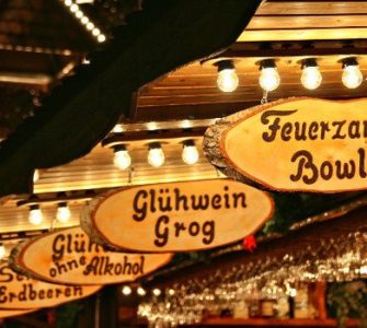 Glühweinstände mit Schildern