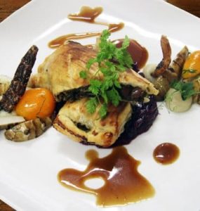 Blätterteig gefüllt mit Grünkohl mit Rotkohl und brauner Sauce