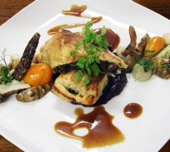 Blätterteig gefüllt mit Grünkohl mit Rotkohl und brauner Sauce