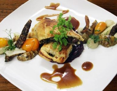 Blätterteig gefüllt mit Grünkohl mit Rotkohl und brauner Sauce