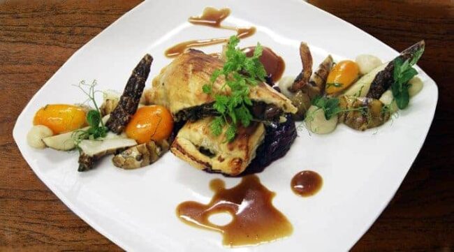 gruenkohlstrudel-topinambur-rosenkohl Blätterteig gefüllt mit Grünkohl mit Rotkohl und brauner Sauce