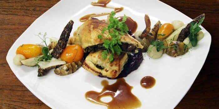 Blätterteig gefüllt mit Grünkohl mit Rotkohl und brauner Sauce