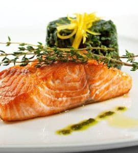 Gebackener Lachs mit Thymian an Orangen-Spinat & Kräuteröl