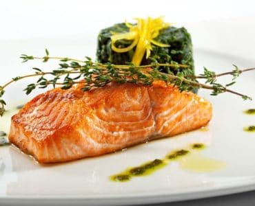 Gebackener Lachs mit Thymian an Orangen-Spinat & Kräuteröl