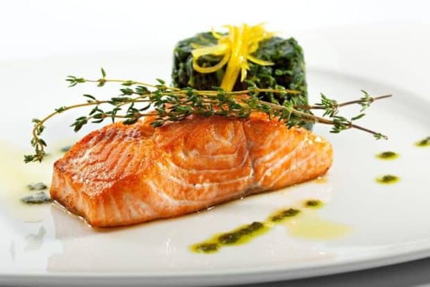 Gebackener Lachs mit Thymian an Orangen-Spinat & Kräuteröl