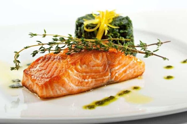 lachs-mit-thymian Gebackener Lachs mit Thymian an Orangen-Spinat & Kräuteröl