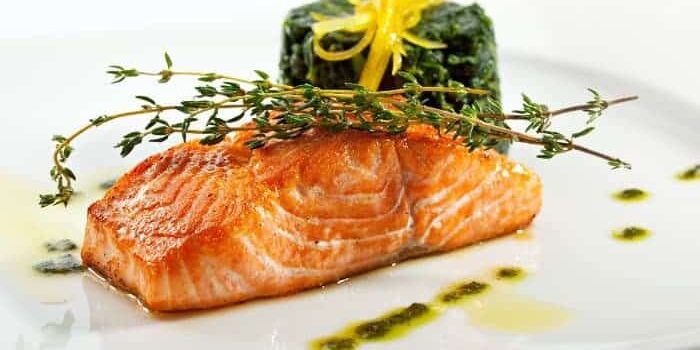 Gebackener Lachs mit Thymian an Orangen-Spinat & Kräuteröl