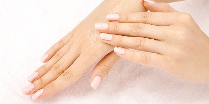 salzpeeling-haende Frauenhände nach einem Salzpeeling