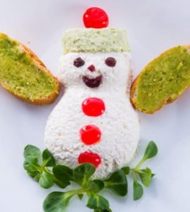 Brotscheiben als Schneemann angerichtet