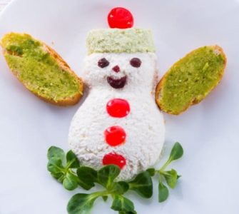 Brotscheiben als Schneemann angerichtet