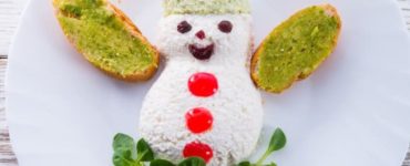 Brotscheiben als Schneemann angerichtet