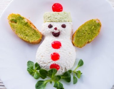 Brotscheiben als Schneemann angerichtet