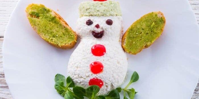 Brotscheiben als Schneemann angerichtet