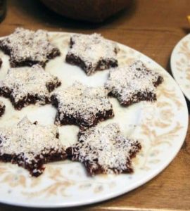 Braune Plätzchen in Sternform mit Kokosraspeln