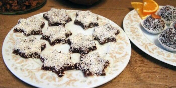 Braune Plätzchen in Sternform mit Kokosraspeln