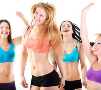 Tanzende Frauen, die Spaß am Sport haben