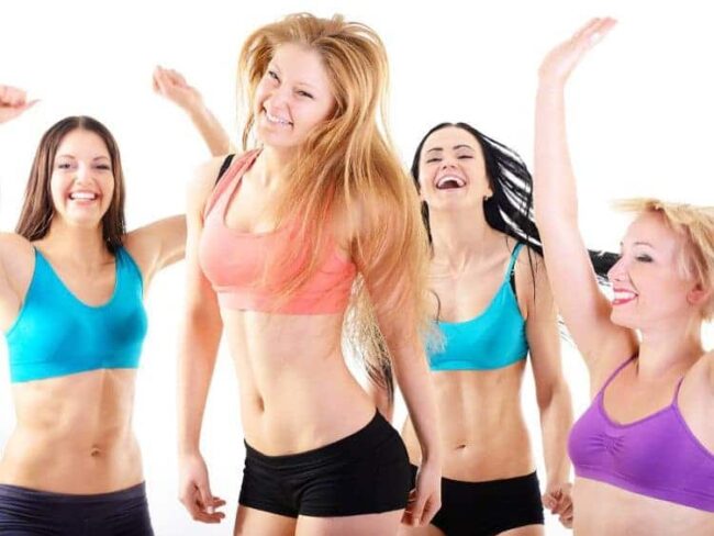sport-und-spaß Tanzende Frauen, die Spaß am Sport haben