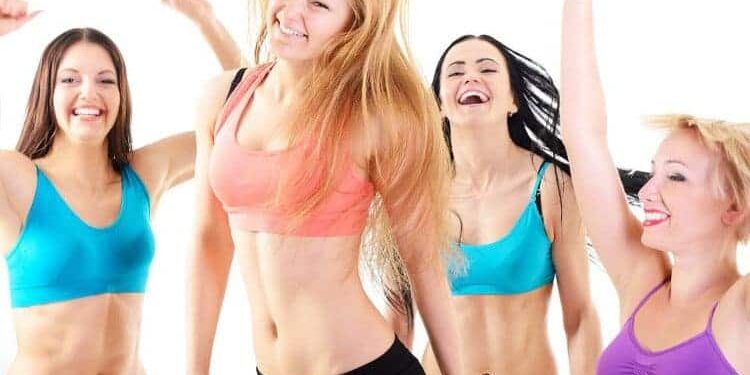 sport-und-spaß Tanzende Frauen, die Spaß am Sport haben