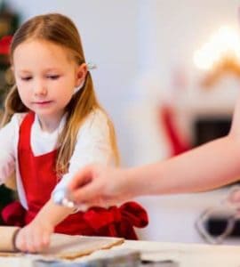 Mama und Tochter backen gemeinsam Weihnachtskekse