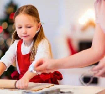 Mama und Tochter backen gemeinsam Weihnachtskekse