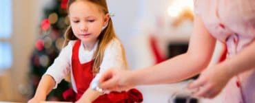 Mama und Tochter backen gemeinsam Weihnachtskekse