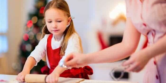 Mama und Tochter backen gemeinsam Weihnachtskekse