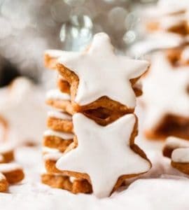 Zimtsterne mit weißer Zuckerglasur