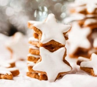 Zimtsterne mit weißer Zuckerglasur