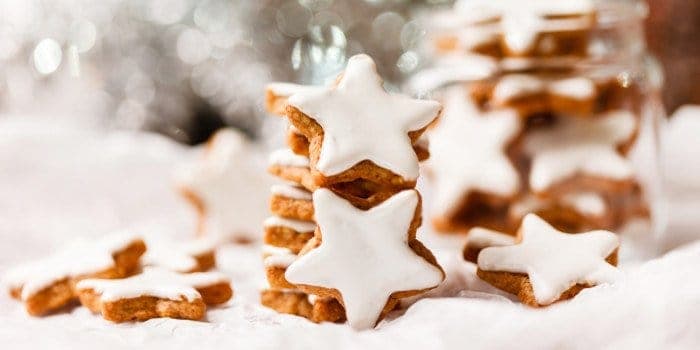 Zimtsterne mit weißer Zuckerglasur