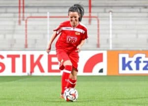 Fußballerin Anja im Stadion am Ball.