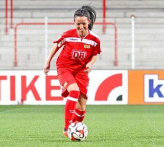 Fußballerin Anja im Stadion am Ball.